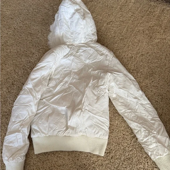 White Forever 21 fur hood puffer jacket 🤍 - Picture 3 of 3